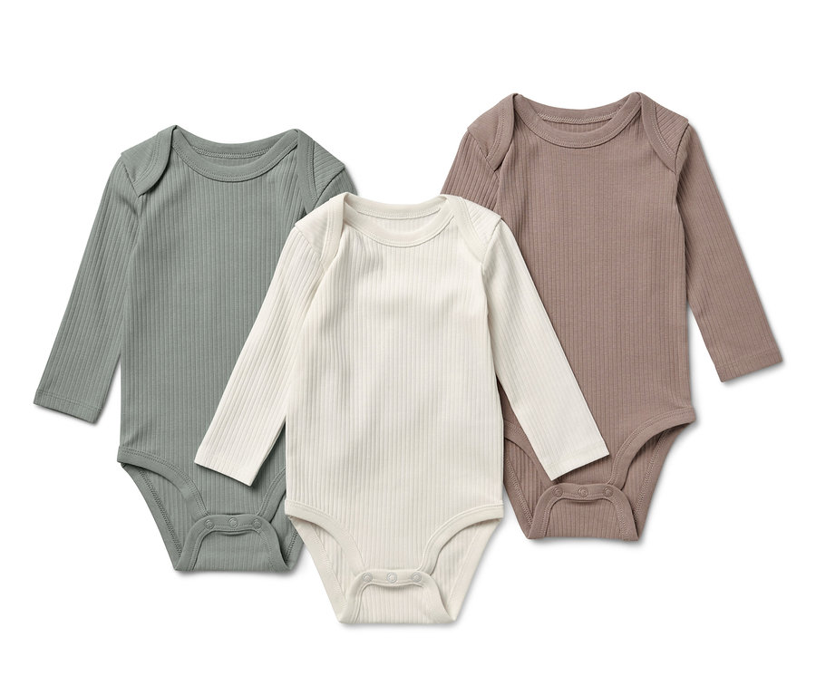 Trois bodies côtelés à manches longues pour bébé en vert, crème et marron.