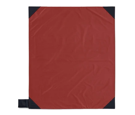 Mini-couverture de pique-nique rouge avec coins bleu foncé.