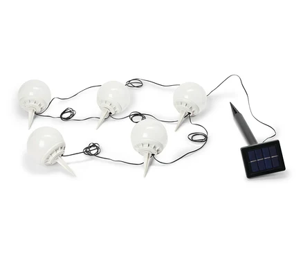 Six lampes de jardin sphériques blanches sont reliées par un câble noir menant à un petit panneau solaire noir.