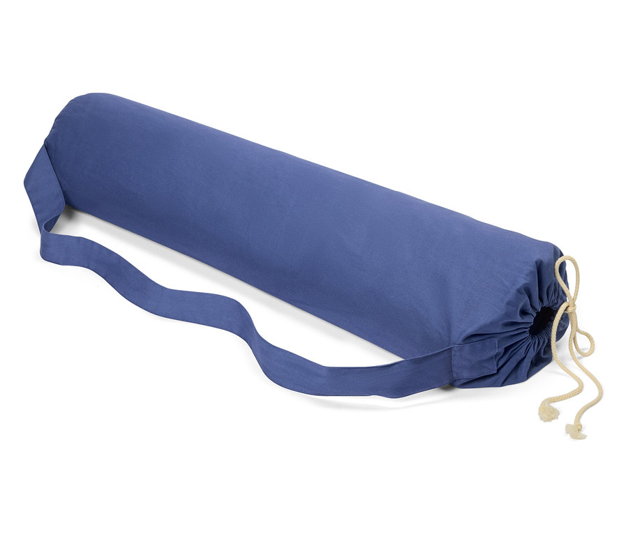 Un tapis de yoga bleu Schurwoll est enroulé et muni d'une bandoulière.
