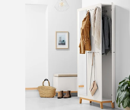 Un meuble d'entrée multifonctionnel ouvert avec une veste marron, une écharpe et un veston gris suspendus à l'intérieur, un sac à main suspendu sur le côté.