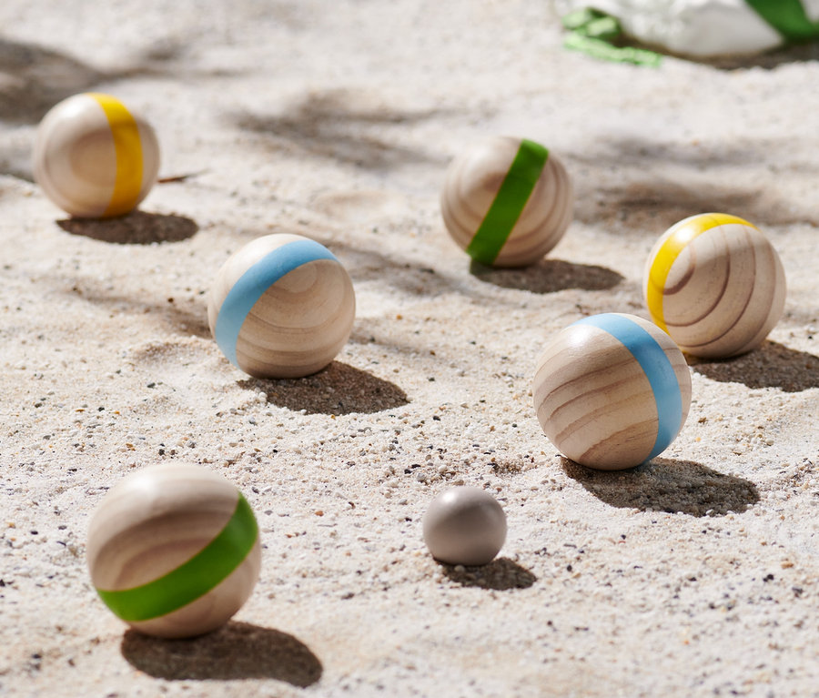 Jeu de boules sur le sable.