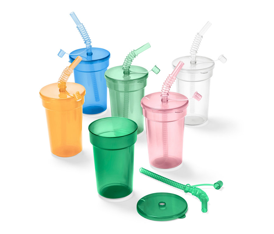 Lot de gobelets pour enfant orange, bleu, vert, rose et transparent, certains avec couvercles et pailles.