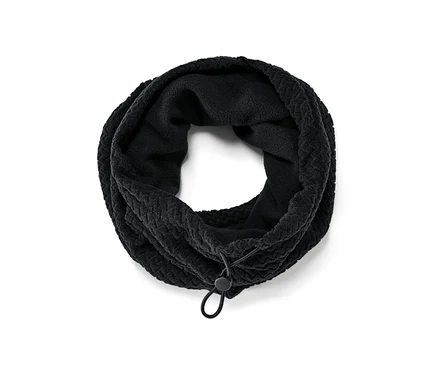 Un col en polaire noir.