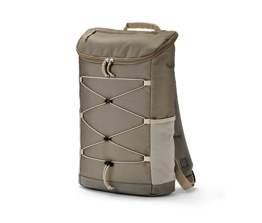 Un sac à dos d’extérieur taupe posé sur le sol.