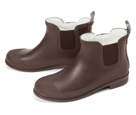 Deux bottes de pluie Chelsea marron doublées pour enfants sur fond blanc.