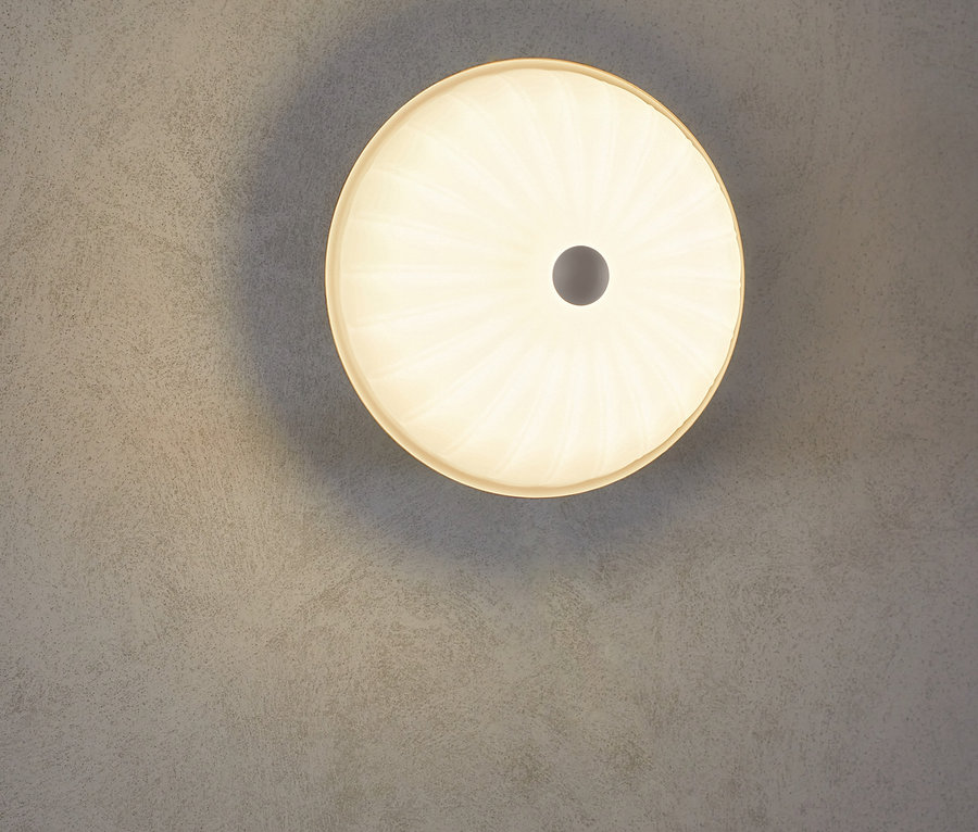 Plafonnier et lampe murale à LED avec abat-jour en verre sur le mur.