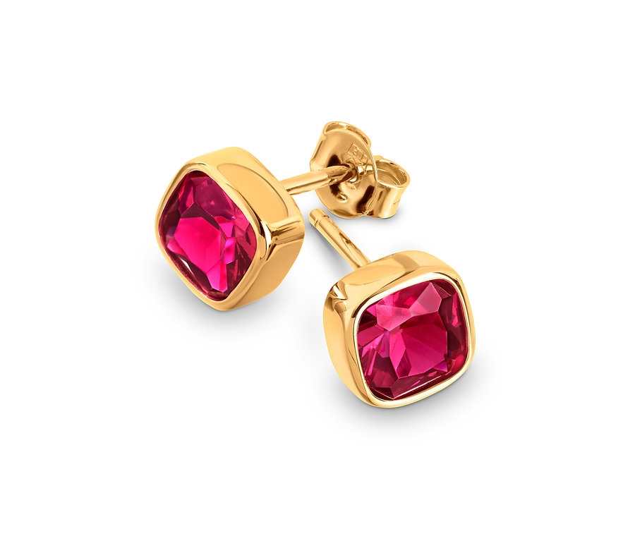 Deux boucles d'oreilles dorées avec des pierres rouges.