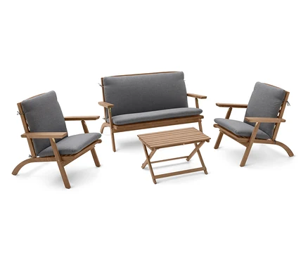 Ensemble de meubles de jardin en bois avec coussins gris, comprenant un canapé, deux fauteuils et une table.