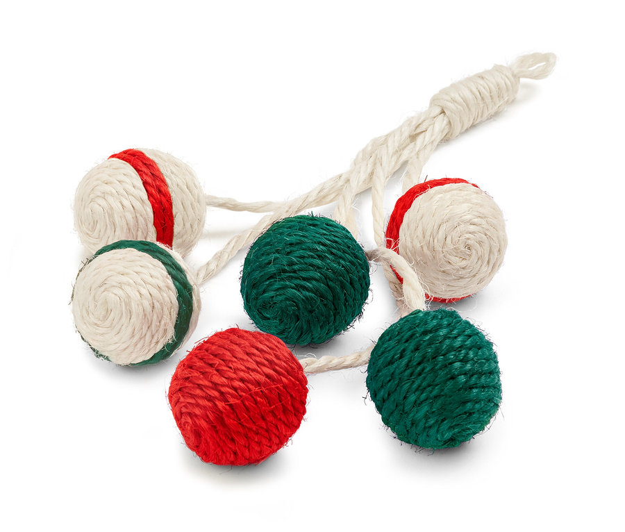 Six balles rouge, verte et crème du jouet pour chat « hochet » sont reliées par une ficelle.