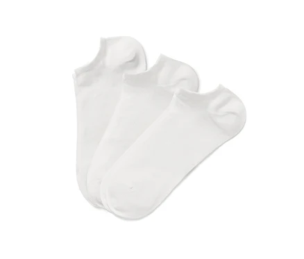 Trois paires de socquettes de sport blanches sont superposées.