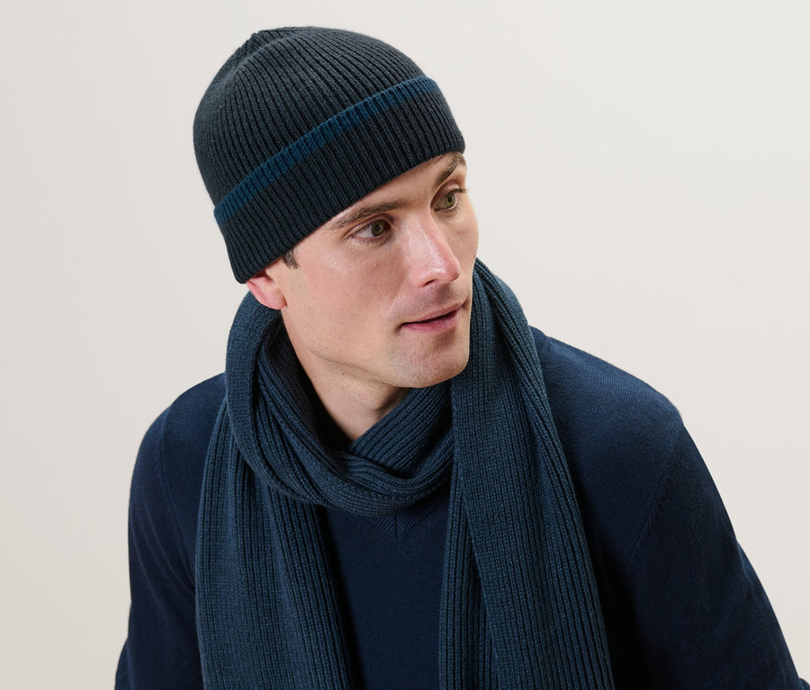 Un homme portant un bonnet en maille et une écharpe.