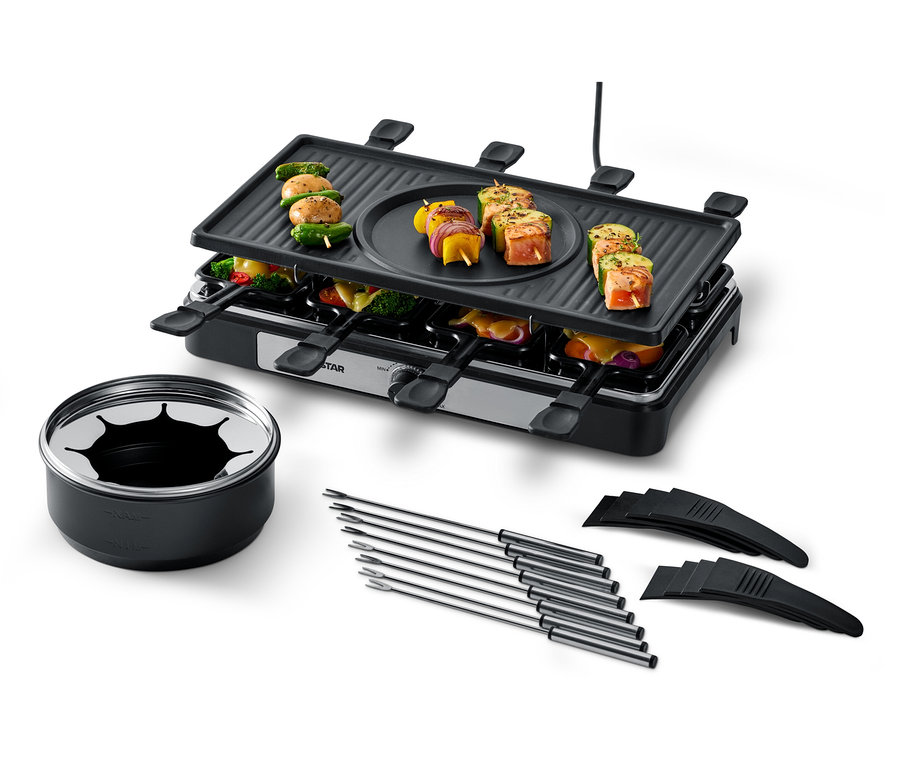 Un appareil à raclette et fondue 2 en 1 avec des aliments embrochés sur le gril et dans des poêles.