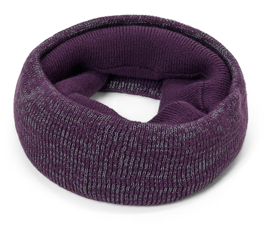 Un cache-col tubulaire violet en tricot sur fond blanc.