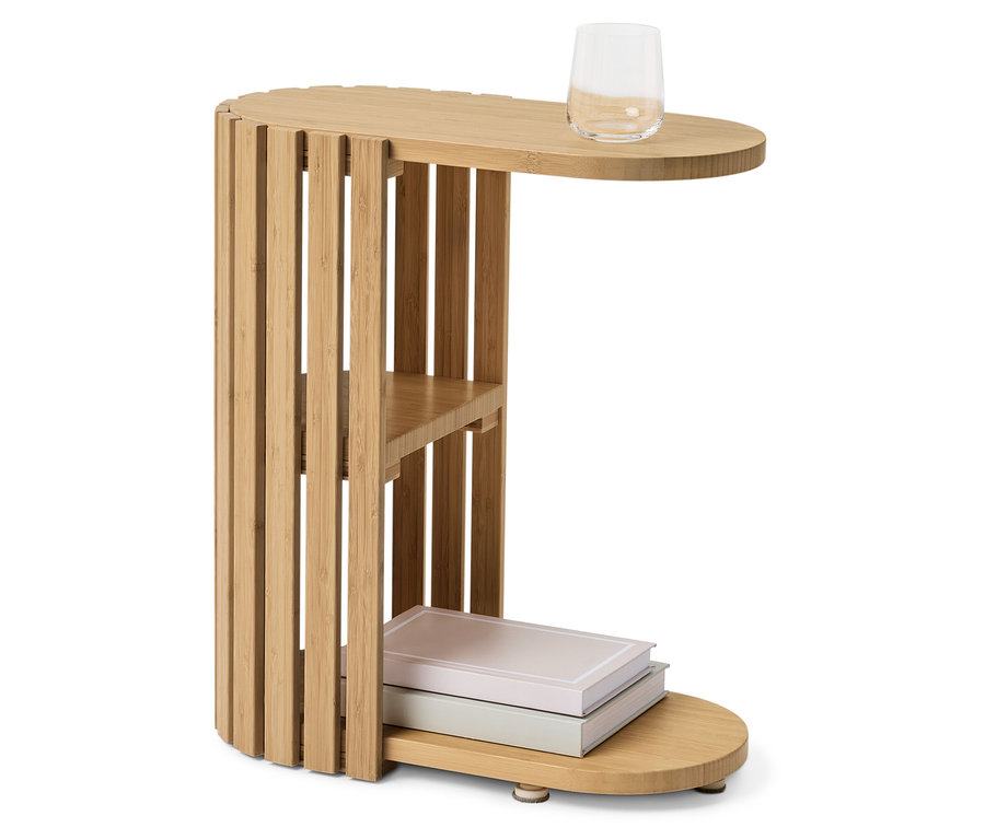 Table en bambou avec verre et livres.