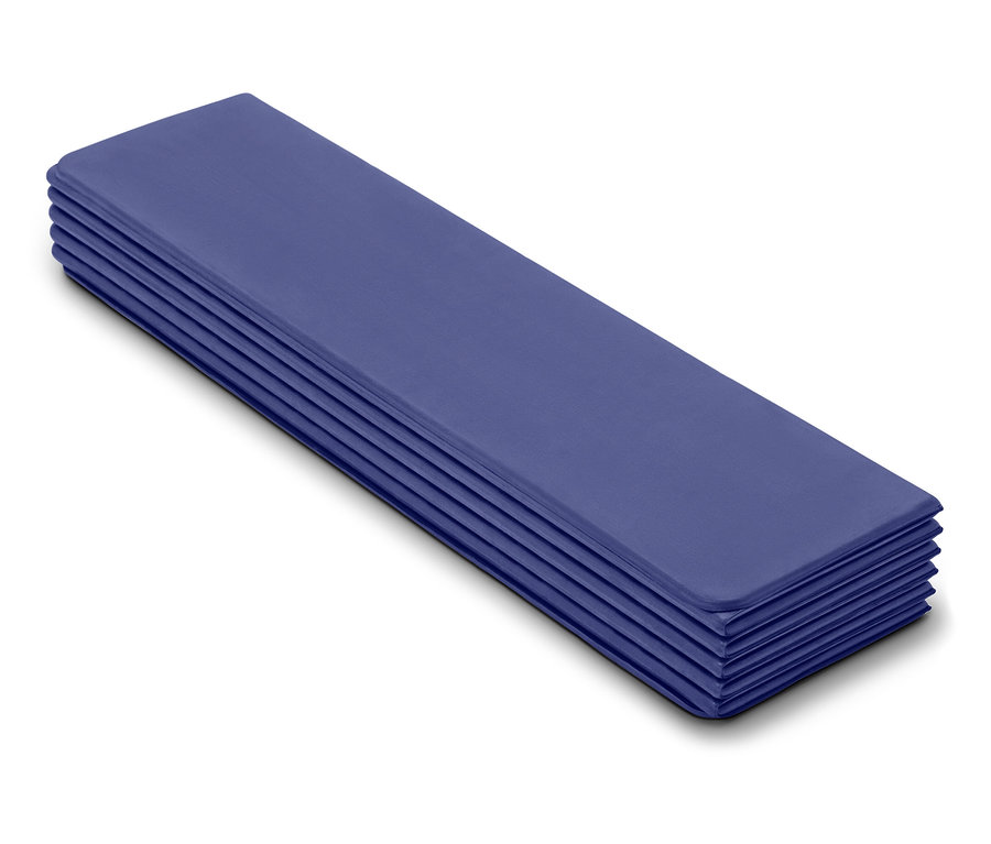 Pile de serviettes violettes sur fond blanc.