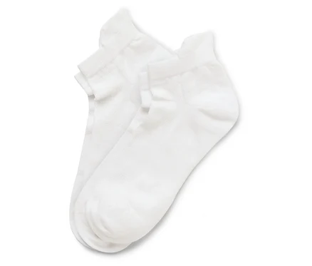 Deux chaussettes blanches superposées sur un fond blanc.