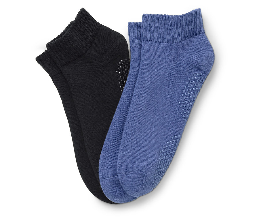 Une paire de chaussettes, une noire et une bleue, sont posées côte à côte.