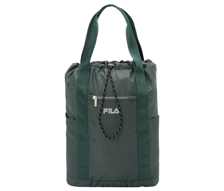 Un sac de sport FILA vert avec des bretelles sur un fond blanc.