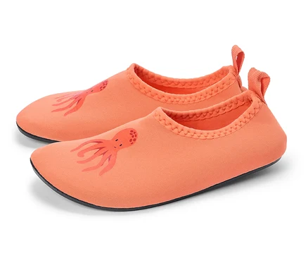 Gros plan de deux chaussures d'eau couleur saumon avec un motif de poulpe sur fond blanc.