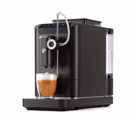 Une machine à café « Esperto 2 Milk » Granite Black avec une tasse de café.