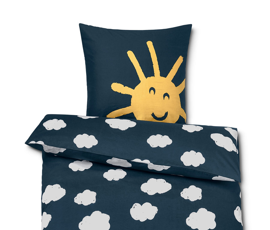 Parure de lit bleu en renforcé en coton bio avec nuages blancs et soleil jaune.