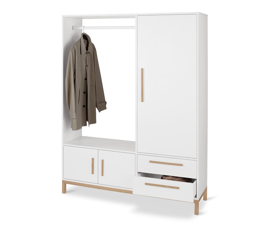 Armoire « Eklund » blanche avec un manteau marron suspendu à côté.