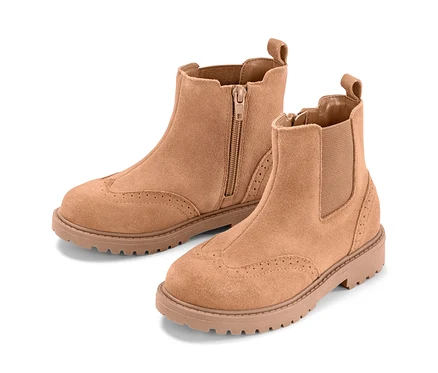 Deux bottines en cuir marron clair.