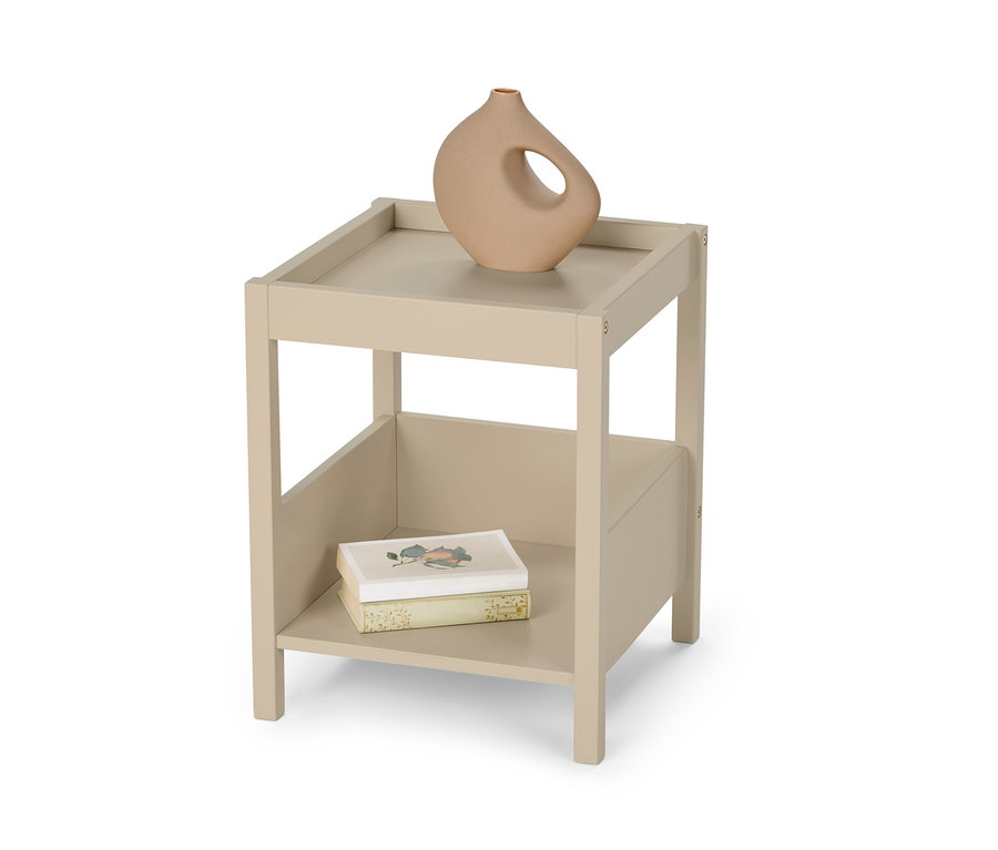 Une table d'appoint beige avec deux étagères. Un vase beige avec une ouverture est posé sur l'étagère supérieure. Deux livres sont posés sur l'étagère inférieure.