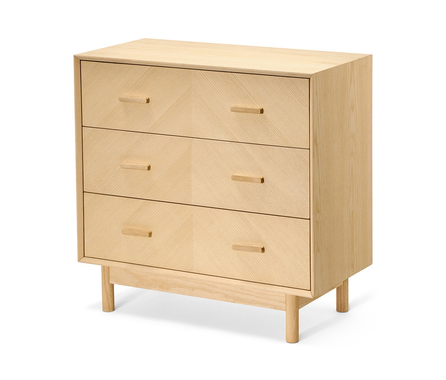 Commode en bois de frêne avec façades décoratives.
