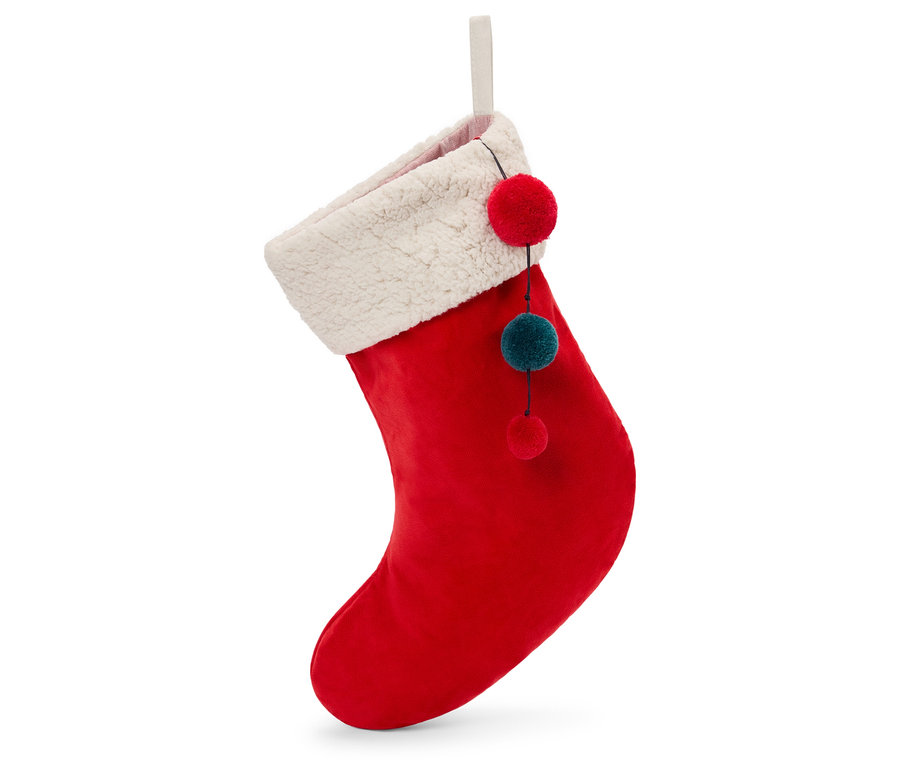 Une chaussette de Noël rouge avec une bordure blanche et des pompons décoratifs suspendue sur un fond blanc.