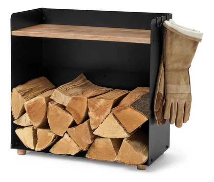 Étagère à bois en métal noir avec des bûches de bois marron et des gants en cuir.
