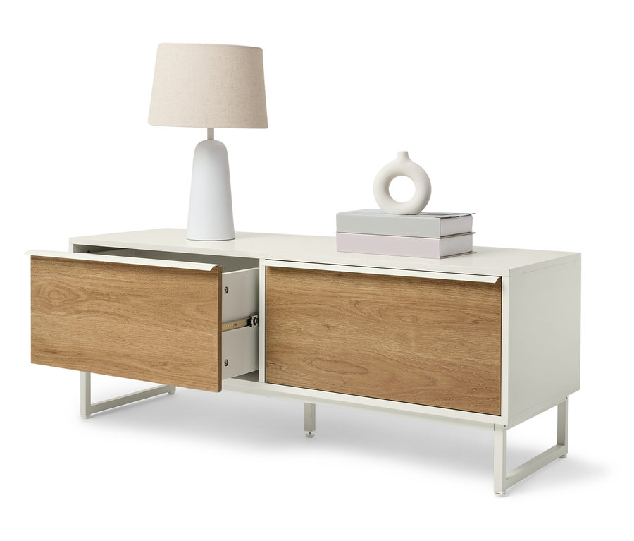 Buffet blanc avec tiroirs en bois, avec une lampe et des décorations dessus.