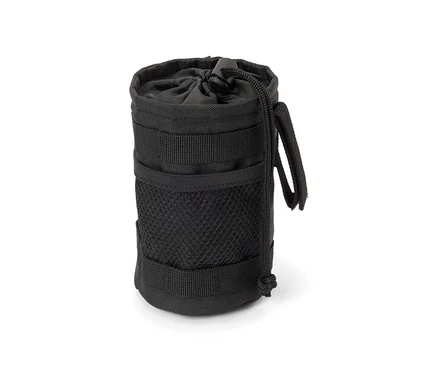 Une sacoche noire pour vélo.