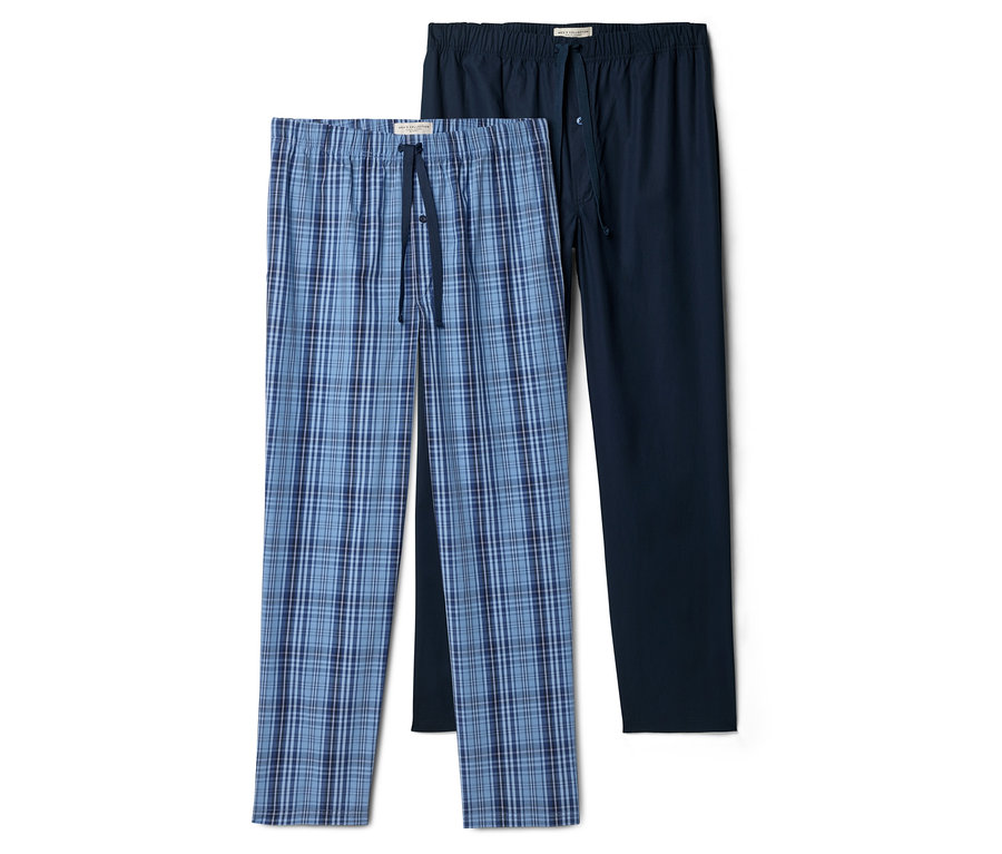 Deux longs pantalons de pyjama, un à carreaux bleus, un bleu foncé, sont posés côte à côte.