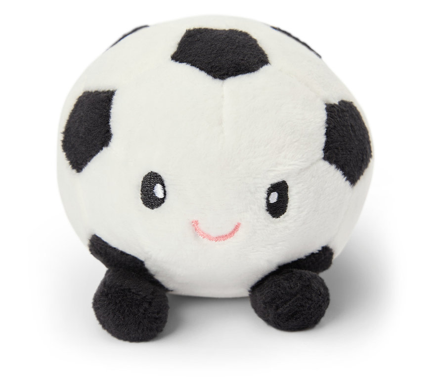 Un ballon de foot en peluche avec un visage repose sur un fond blanc.