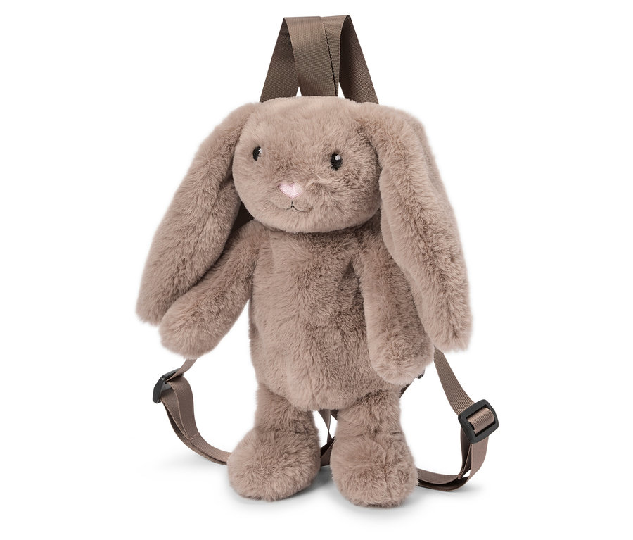Un sac à dos lapin en peluche marron avec des bretelles marron sur un fond blanc.