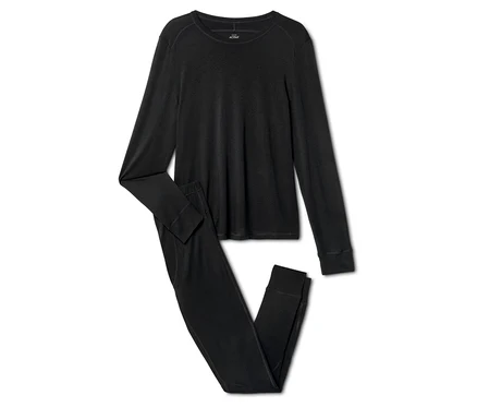 Pyjama noir à manches longues, composé d'un haut et d'un pantalon, sur fond blanc.
