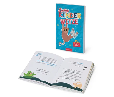 Un livre de blagues ouvert avec une édition de « Lustige Kinderwitze » en arrière-plan, sur laquelle un singe est suspendu à une lettre.