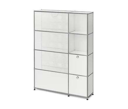 Étagère modulaire blanche avec cadre chromé. À gauche, trois portes perforées, en bas une porte pleine. À droite, deux étagères ouvertes en haut, deux placards avec poignées en bas.