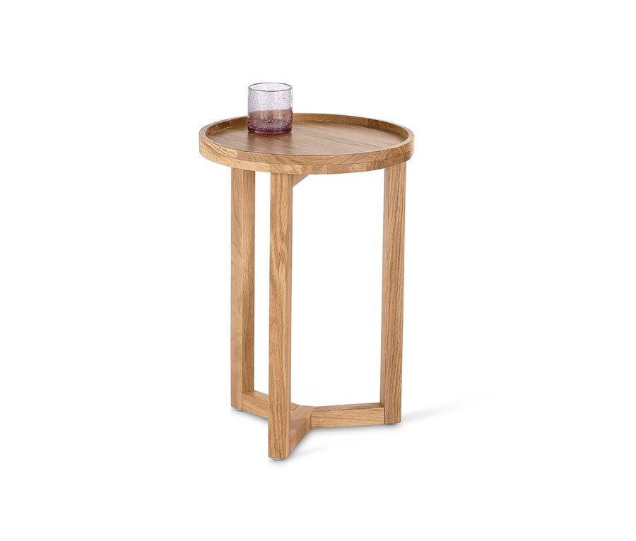 Un verre sur une table d'appoint ronde.