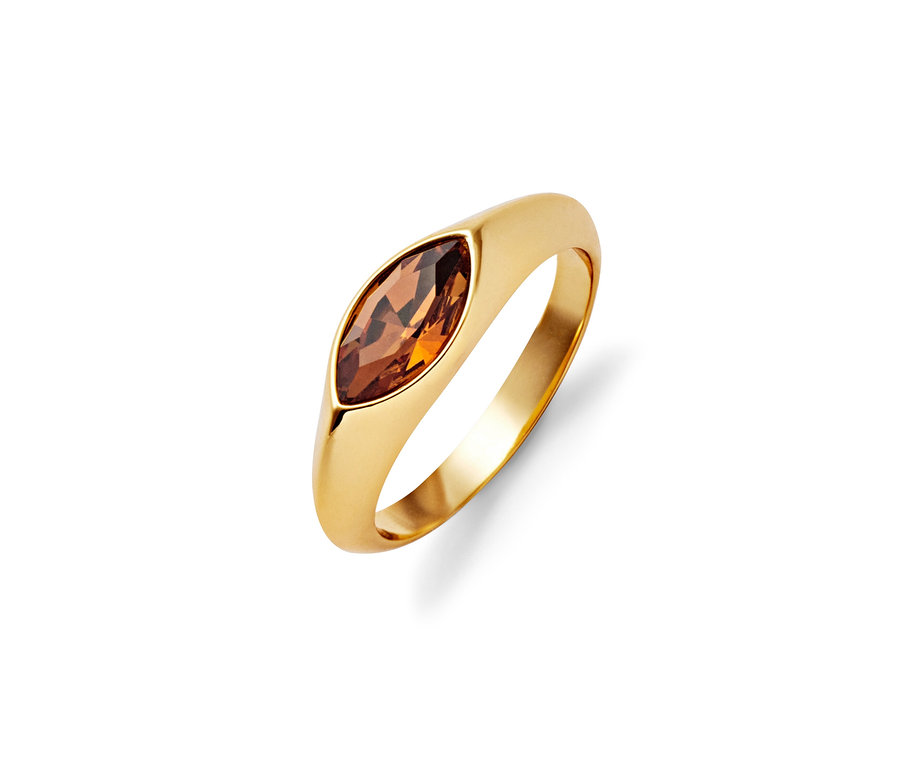 Bague dorée avec un cristal navette marron.