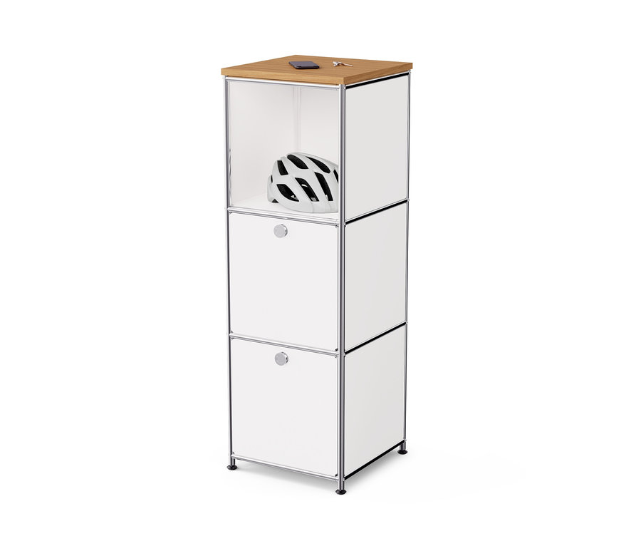 Commode étroite en métal « CN3 » avec plateau en bois et 2 abattants, blanc. Un casque blanc est visible sur l'étagère supérieure.