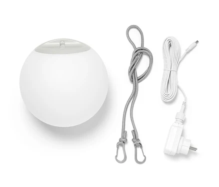 Une lampe avec balancier à pile LED blanche avec un câble de chargement et une corde.