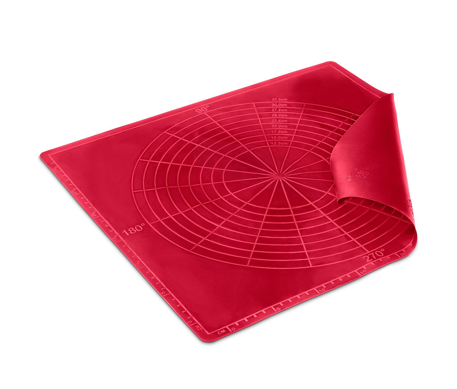 Un tapis de cuisson réutilisable rouge avec des marques de mesure circulaires et linéaires.