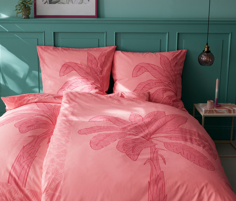 Parure de lit en percale rose, taille standard et grande taille, avec motif de palmier sur un lit avec tête de lit turquoise.