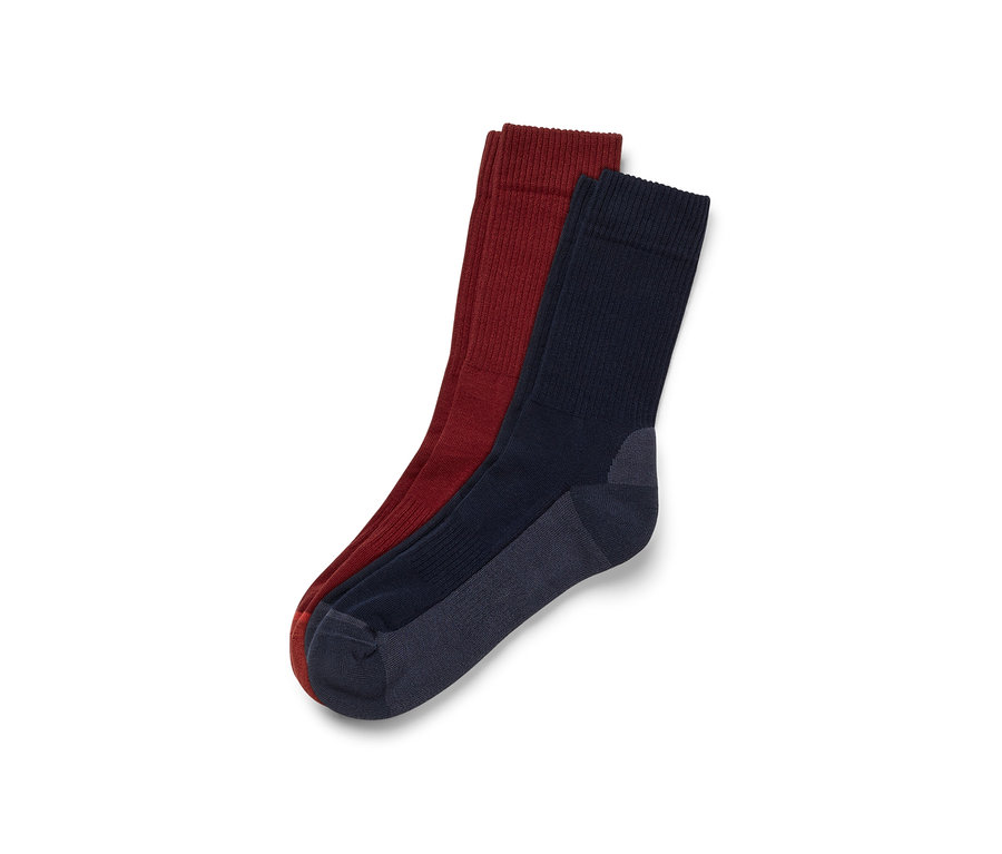 Deux paires de chaussettes d'extérieur : une paire est bleu foncé et l'autre bordeaux.