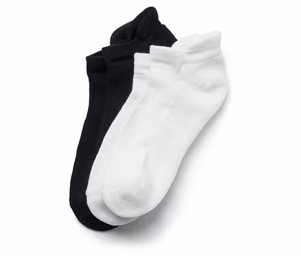 Gros plan d'une paire de chaussettes noires et d'une paire de chaussettes blanches.