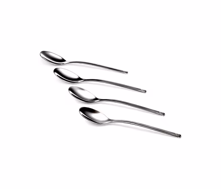 Quatre cuillères à café, lot de 4, disposées en diagonale sur fond blanc.
