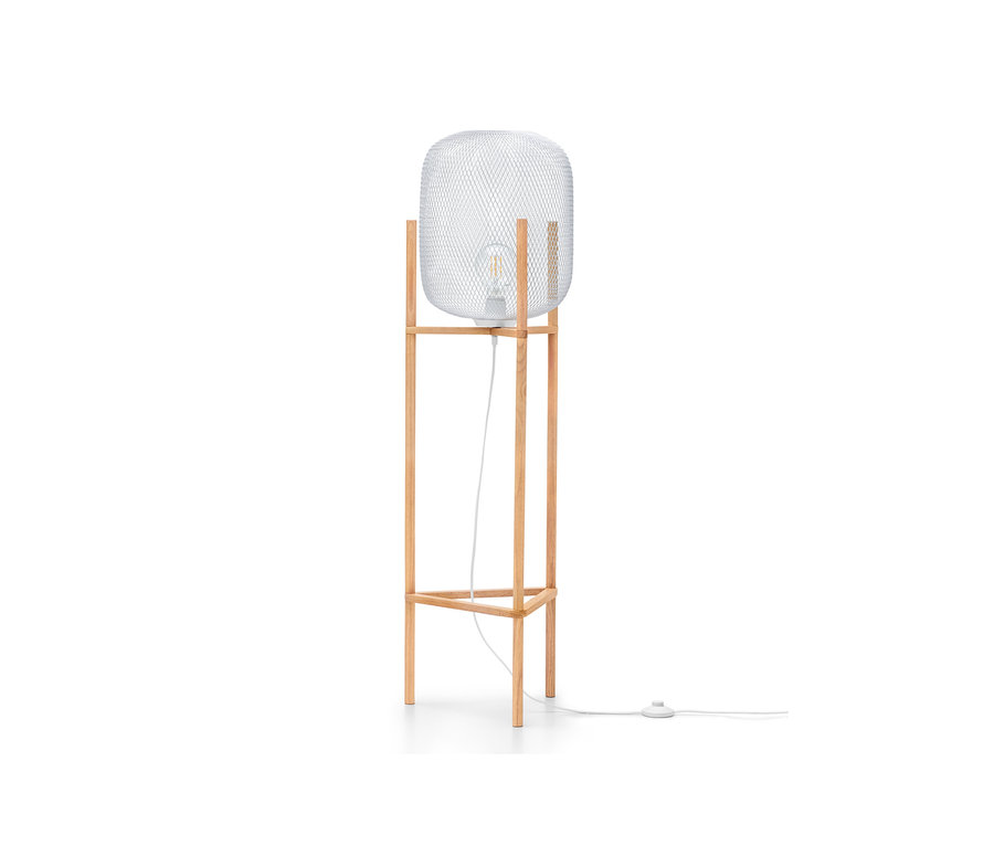 Un lampadaire trépied avec un abat-jour tressé blanc et une structure en bois.